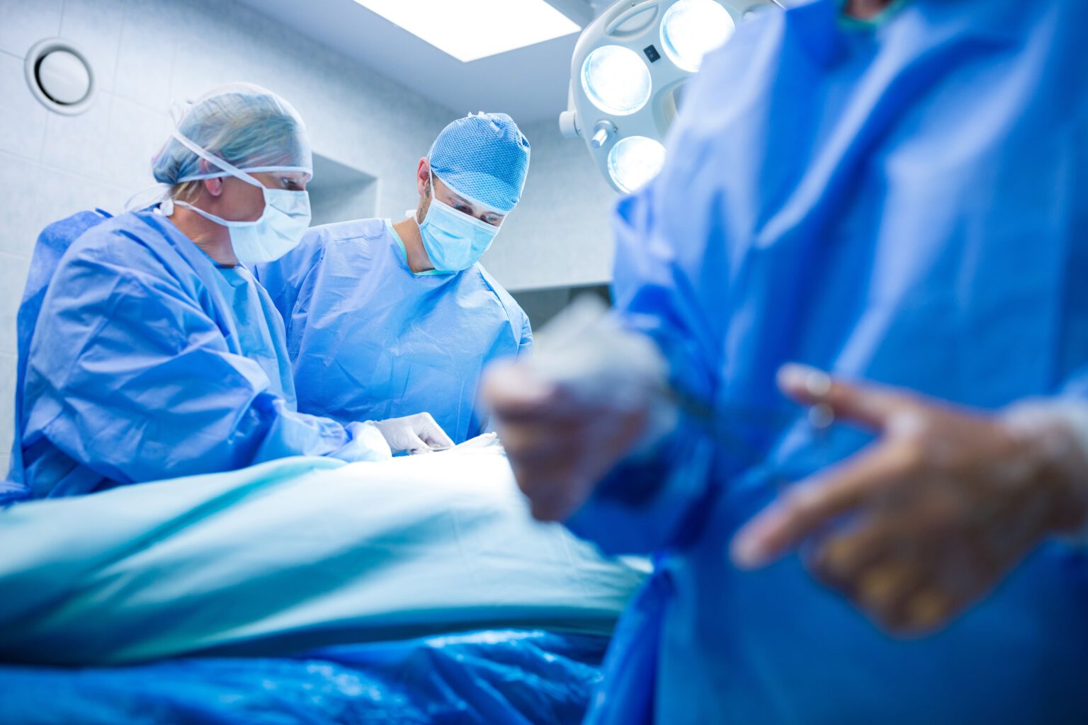 ¿En qué consiste la operación de reemplazo de cadera?